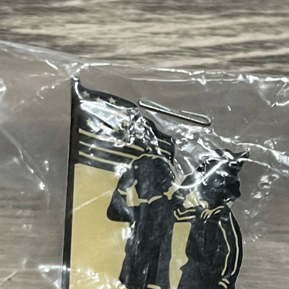 Vintage VFW Veterans Foreign Wars Ladies Auxilliary Man & Woman Lapel Hat Pin - Picture 3 of 4